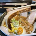 大島ラーメン - 厚みのある剛チャーシュー。スープに突き刺さっていたクタ部分以外はシャキーン！