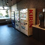 Hotel Sunrise Choshi - 1階の自販機コーナー&イートインコーナーです。ここも朝食会場の椿ではありません。