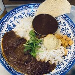 SPICE BAR SUZU - カレー２種盛り（スタンダードチキン、有機ビネガーポーク）1300円＋フムス（150円）。ビールはタイのシンハービール（750円）　あっさりしていて食べやすいのに食べ進めると汗が吹き出るスパイシーさ