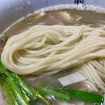 煮干しのビリー - 茹で時間1分半の中太麺