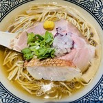 地鶏と金目鯛 中華そば 鶯 - 料理写真: