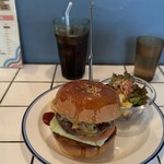 S.B.DINER-KOBE - ポテトとサラダがセットでついてきます