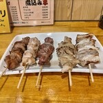 yakitori tenka kushifan Omiya Ten - 左からかしら　150円→とりもも　180円→すなぎも　150円→しろもつ　150円→豚バラ　180円