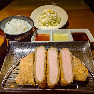 ロースカツやヒレカツの定食を満喫！ご飯・豚汁お代わり自由♪