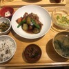 おぼんdeごはん - ごろごろ根菜と鶏肉の黒酢ソース定食