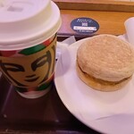 スターバックス・コーヒー - ホットコーヒーとソーセージマフィン