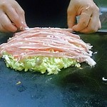 鉄板屋 - 豚玉は肉がたっぷり