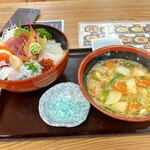 お魚天国 海鮮食事処 - 料理写真:海鮮丼　あんこう汁