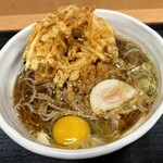 そばいち二八 - かき揚げ天玉そばに胡麻と七味をかけて