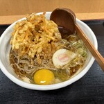 そばいち二八 - かき揚げ天玉そばに胡麻と七味をかけてレンゲ付き