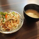 カトマンズモモハブ - 日替わりカレーセットのサラダ、スープ