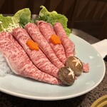 割烹 天ぷら 三太郎 - ステーキ肉を3枚おろしにした感じの立派なお肉。