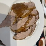 Peking Duck Senmonten Ginza Hotei Funabashi Ten - 北京ダック　肉がついてるタイプ　甘辛味噌と胡瓜とネギと一緒に巻いて。