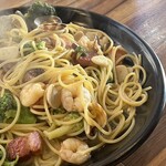 pasta家 - エビとブロッコリーのアーリオオーリオ¥1,450＋麺1.5¥450＋ベーコン¥500＋あさり¥500