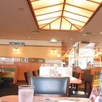 Denny’s Nagai Koen Ten - 店内はけっこう広いけど、テーブルはつめつめなカンジ★