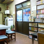 Rakuchin Tei - 店内（カウンターとマンガ）