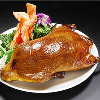 Luxurious! The real pleasure of Chinese food when you can enjoy it with everyone! Enjoy the famous "Peking Duck"!