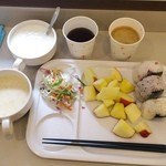 Comfort Hotel Tokyo Higashi Nihonbashi - 皆様おはようございます。リンゴとヨーグルトいただきました。此処のホテルは無料朝食バイキングです。レンタルパソコンが1泊500円とお得です。立体駐車場あり。一階がセブンイレブンです。