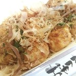 Oyatsu Mura Ion Komatsu Ten - お昼ご飯にしょうゆだれのたこ焼きを。
                      しょうゆだれ、あっさりしてるし、好き。