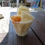 Shima cafe - マンゴー雪花氷550円♪氷はクリーミーなベースを固めて削った感じ。甘くて美味しい！暑い時にイイです☆