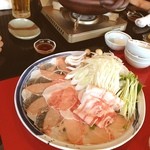 Ryukyu Dining Touka - アグー豚のしゃぶしゃぷ
                        
                        親しい家族と合流して食事会。
                        濃い出汁のしゃぶしゃぷはタレにつけなくても大丈夫。こんなしゃぶしゃぷ初めて。