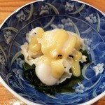 あきら - お通し「ベビーホタテの酢味噌がけ」