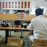 Yamagoya Ramen Kashima Ten - 対面式のテーブル席。