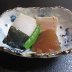 Yoroi Zushi Hongodai Honten - 煮物。