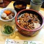 Kuni Zushi - あなご丼（700円）。あなごの下に海苔が敷かれていて、酢飯とあなご、海苔のハーモニーがたまらない。煮物は上品な薄味でヘルシー。シジミの味噌汁ものん兵衛にはうれしい。オレンジのデザート付き。CPいいです