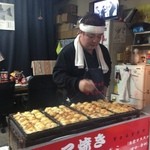 ジャンボたこ焼き よっちゃん - たこ焼きをやいてるのを見るのも楽しー