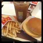 McDonald's Shimoasao Ten - ほんとにポテトSサイズ…
                      セット価格50円引き…
                      なんか、さみしい…´д` 