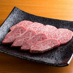 焼肉 泰山 - お店の「顔」ともいえる一品『塩上カルビ』（枚数オーダー）