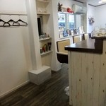 Yururi Salon × Hanauta Cafe - １階のカウンター方面