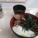 Triangle - ネコヤマ丼　930円　温泉卵付き