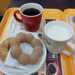 mister Donut Noboribetsu Ion Shop - ポンデリングとゴールデンクランチ？とコーヒーとホットミルク