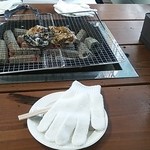 かき小屋 - 軍手、かきの身をそぎ落とすナイフがついてきます