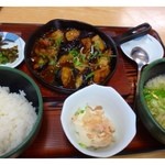 Uchida Ya Meinohamaten - 「麻婆茄子定食（798円」・・熱々の鉄板にのせられた「麻婆茄子」「冷奴」「小うどん」「ご飯」のセットで
                      かなりのボリュームですよ。