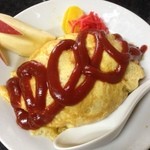 Urasawa Ya - オムライス（700円）色は濃いめのチキンライスだけど、味は濃すぎず美味しいです