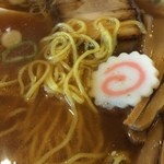 Okada Chuka Soba - 麺はかなり黄色くて細め