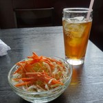 Himalayan Restaurant And Bar - サラダ、烏龍茶