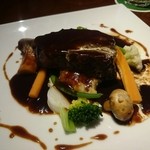 QuatrePlaisir - 牛頬肉の赤ワイン煮込み(だったと思う)。赤身を主体とした肉と、赤ワインベースのソースがベストマッチ。これに赤ワインが加わると、最高に幸せな気持ちになる。