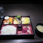 37136591 - ランチの松花堂御膳は松花堂弁当とお味噌汁と食後の飲物が付いて８００円です。
                      