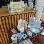 ビアカフェ大山 - 水や、コーヒーなどのミルク、砂糖もセルフです