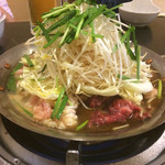 Tawara - 夜のメイン料理、鉄板鍋。大量のもやしとホルモンがついている。出汁というかたれがコクがあってうまいです。