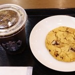 Starbucks Coffee Bia Maru Apita Konan Nishi Ten - アイストールコーヒー（320円）、チョコレートチャンククッキー（190円）※税抜