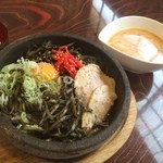 まるちゃん - 糸魚川駅前で発見！ブラック焼きそば！このお店ではイカ墨とイカのペーストを絡めた焼きそばで深い味わい！後半はトンコツスープを入れてスープ焼きそばで別の味も楽しめるおすすめグルメでした