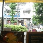 Freshness Burger Machiya Ten - 町屋店　店内から外を見る