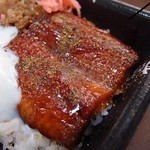 Sukiya Naha Makabi Ten - うな牛弁当並盛（８８０円）に、
                       
                      温泉卵をトッピング。