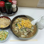 美華楼 - 味噌ラーメンと半チャーハン800円