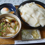 吉見屋食堂 - 肉汁ねぎうどん（川幅うどん）+温泉卵